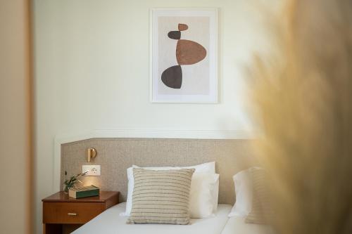 1 dormitorio con 1 cama y una foto en la pared en Artemis Apartments en Stalos