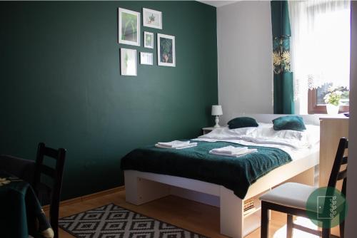 Tempat tidur dalam kamar di Zielone Drzwi
