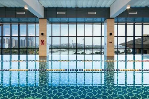 Kolam renang di atau dekat dengan Crowne Plaza Yangzhou by IHG