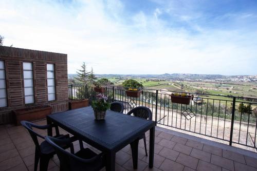 R01 - Recanati, porzione di villetta su più livelli con giardino e terrazzo