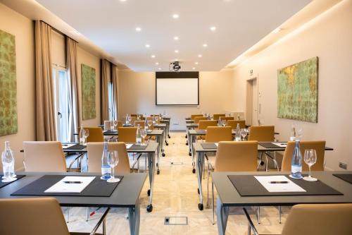 El área de trabajo o centro de convenciones de Duquesa de Cardona Hotel 4 Sup by Grup Duquessa