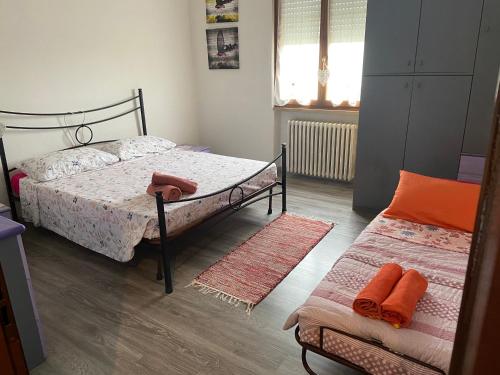 - une chambre avec 2 lits et une fenêtre dans l'établissement Casa Do Sol Apartment, à Peschiera del Garda