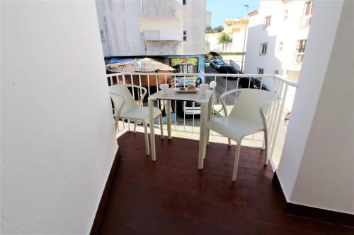 een balkon met een tafel en stoelen erop bij Historic Centre A - Albufeira in Albufeira