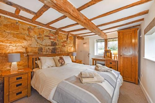 Giường trong phòng chung tại Bellflower Cottage, Ashdown Forest