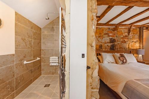 Ένα μπάνιο στο Bellflower Cottage, Ashdown Forest