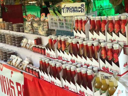 ゲストハウスの敷地内または近くでの食事または食べ物