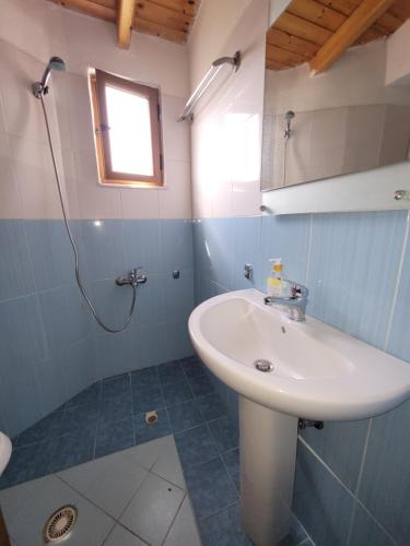 Bilik mandi di Apartments Luis