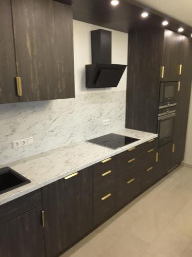 a kitchen with black cabinets and marble counter tops at Strandidyll in Ueckeritz