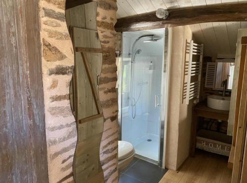 une salle de bain avec toilettes et douche en verre dans l'établissement Remarkable 6pers Cottage in the Dordogne, à Chaleix