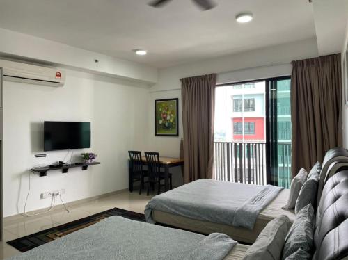 een hotelkamer met een bed en een televisie bij Wadi Iman Guesthouse @ i-City in Shah Alam