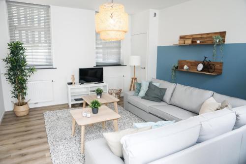 a living room with a couch and a table at Sfeervol vakantiehuis in centrum Yerseke in Yerseke