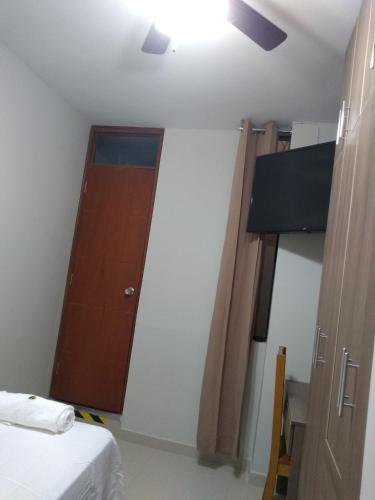 a room with a door and a room with a bed at Hospedaje bolognesi in Piura