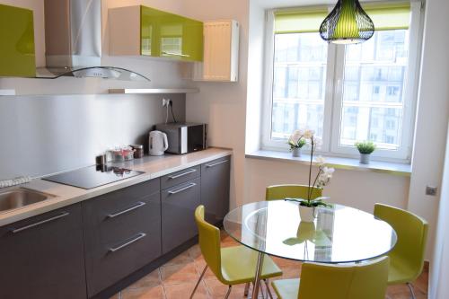 Кухня або міні-кухня у Be my Guest - Krucza Elegant Apartment - Rondo de Gaulle'a Center of Warsaw Metro Wi-Fi Breakfast