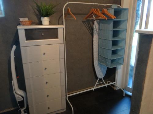 armadio con cassettiera e cassettiera con scaffale di Gîtanneke a Burg-Reuland