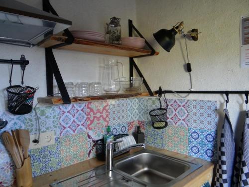 una cucina con un lavello e un piano di lavoro di Gîtanneke a Burg-Reuland