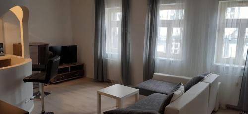 sala de estar con sofá y TV en Monteurswohnungen in Kirchhain zentral, en Kirchhain