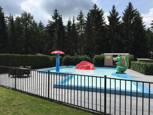 Swimmingpoolen hos eller tæt på Sfeervol vakantiehuisje in bosrijke omgeving