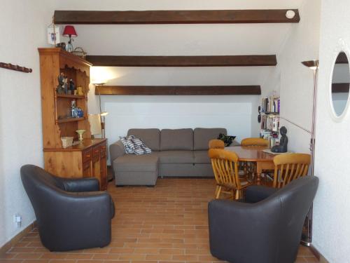 Area tempat duduk di Apartment Château de la Madrague-6 by Interhome