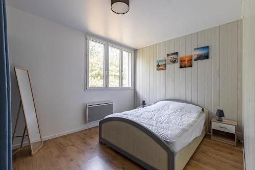 une chambre avec un lit et une fenêtre dans l'établissement À 600m de la plages des Becs, appartement pour 2, à La Parée Preneau