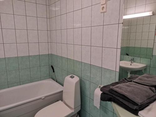 Bilik mandi di Hotel Cikada