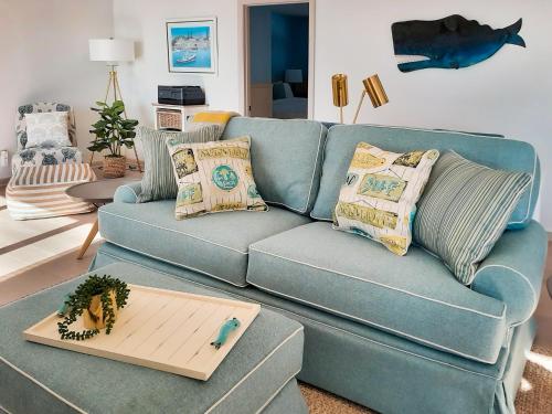Χώρος καθιστικού στο Lucky Stone Retreat - private beach & Acadia view