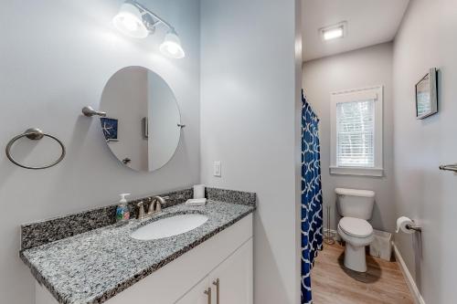 Un baño con lavabo, inodoro y espejo. en Cape Arundel House, en Kennebunk