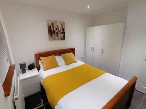 Ένα ή περισσότερα κρεβάτια σε δωμάτιο στο Charming 1-Bed Apartment in Coventry