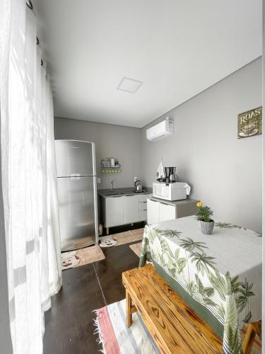Una habitación con una cama y un banco dentro. en Container na montanha, en Siderópolis