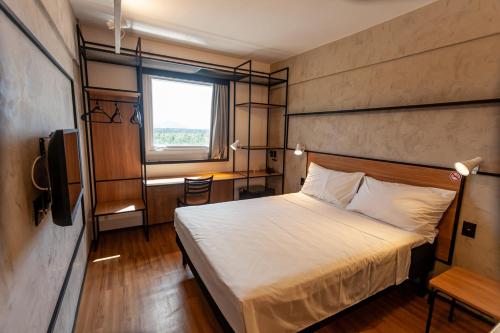 Giường trong phòng chung tại ibis Caucaia Porto do Pecem