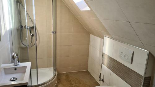 Ett badrum på Plenus Apartment Airport Arsterdamm