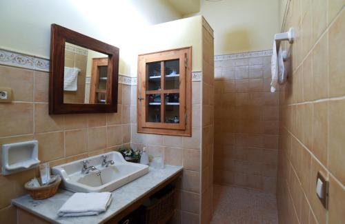 A bathroom at Turisme Rural Mas Isoles -ZONAS NO COMPARTIDAS-