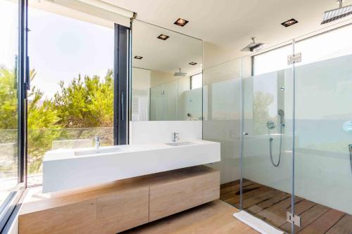 a bathroom with a sink and a glass shower at Moderna Villa con vistas al mar en Alcudia in Alcudia