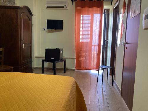 Televízia a/alebo spoločenská miestnosť v ubytovaní B&B Relais da Clorinda