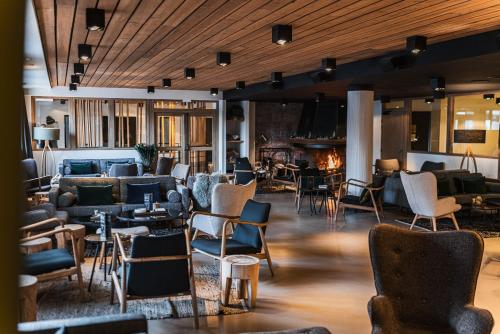 Grand Hôtel & Spa NUXE Serre Chevalier tesisinde bir restoran veya yemek mekanı