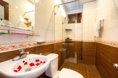 uma casa de banho com um WC branco e um lavatório. em Family Hotel em Hoi An