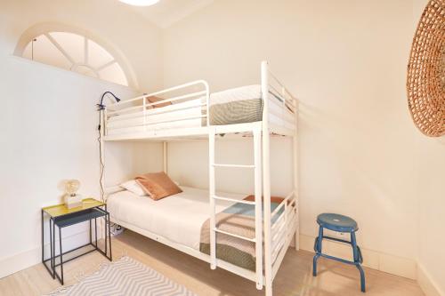 Charming 3BR APT w/ patio, by TimeCooler