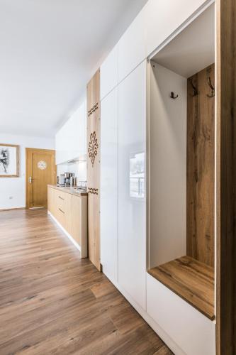 Η κουζίνα ή μικρή κουζίνα στο ApartHost Apartamenty Butorowy & Spa