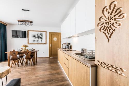Η κουζίνα ή μικρή κουζίνα στο ApartHost Apartamenty Butorowy & Spa