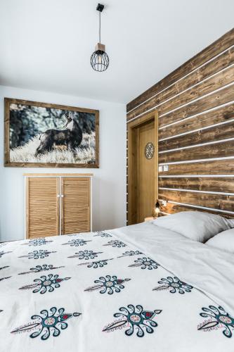 Ένα ή περισσότερα κρεβάτια σε δωμάτιο στο ApartHost Apartamenty Butorowy & Spa