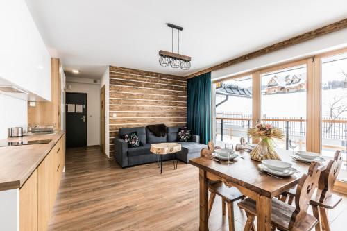 Χώρος καθιστικού στο ApartHost Apartamenty Butorowy & Spa