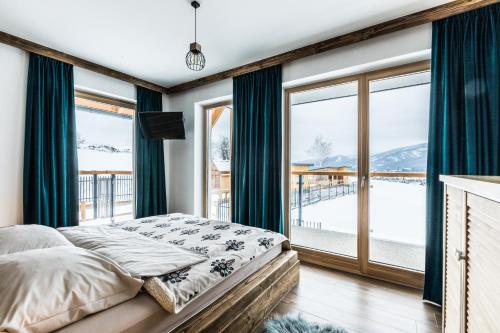 מיטה או מיטות בחדר ב-ApartHost Apartamenty Butorowy & Spa