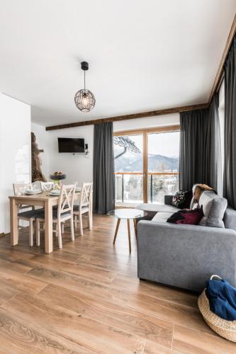 Χώρος καθιστικού στο ApartHost Apartamenty Butorowy & Spa