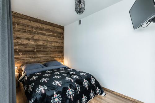 Ένα ή περισσότερα κρεβάτια σε δωμάτιο στο ApartHost Apartamenty Butorowy & Spa