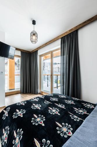 Ένα ή περισσότερα κρεβάτια σε δωμάτιο στο ApartHost Apartamenty Butorowy & Spa