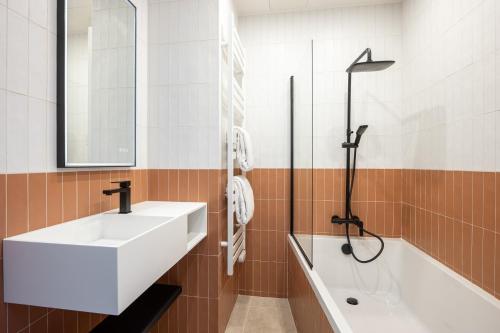 une salle de bain avec un lavabo, une douche et une baignoire dans l'établissement New Art Gallery Loft in the Heart of Paris 15, à Paris