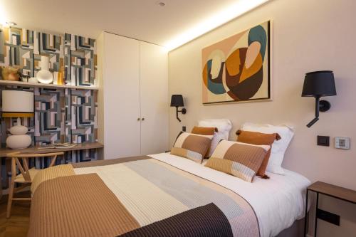 une chambre avec un lit et un tableau au mur dans l'établissement New Art Gallery Loft in the Heart of Paris 15, à Paris