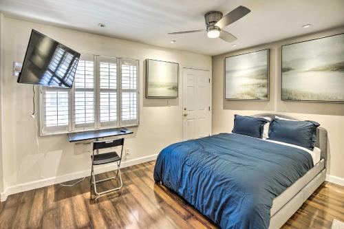 Ένα ή περισσότερα κρεβάτια σε δωμάτιο στο Bright Burbank Condo Less Than 2 Mi to Griffith Park!