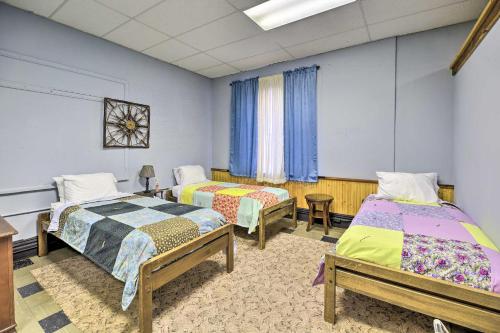 um quarto com duas camas e uma janela em Unique Suite in Refurbished WV Schoolhouse! 