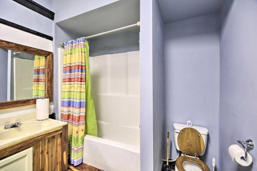 Um banheiro em Unique Suite in Refurbished WV Schoolhouse!