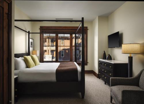 Un pat sau paturi într-o cameră la The Residences at One Village Place by Hyatt Vacation Club